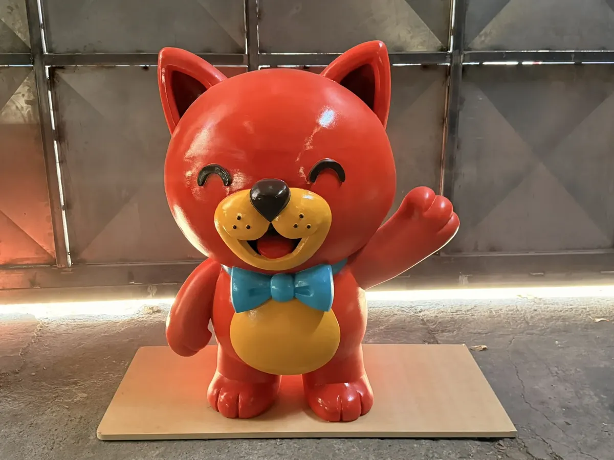 Escultura de mascota en gran formato